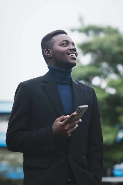 Hombre Negocios Africano Usando Teléfono Inteligente Traje Negro Formal Moda —  Fotos de Stock