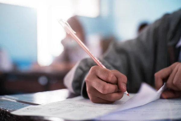 Alunos Escrita Leitura Exame Folhas Resposta Exercícios Sala Aula Escola — Fotografia de Stock