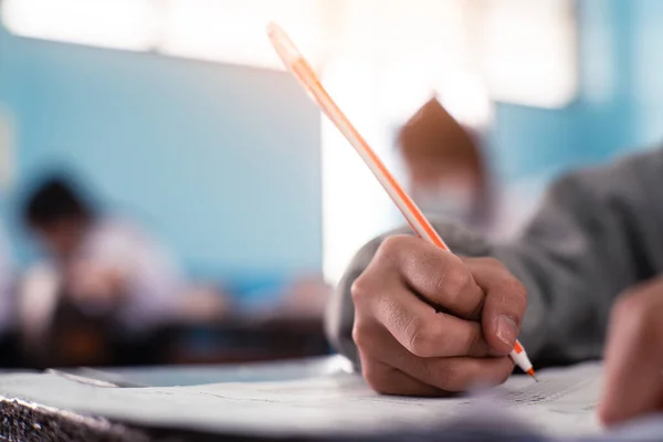 Vicino Agli Studenti Scrittura Lettura Fogli Risposta Esame Esercizi Classe — Foto Stock