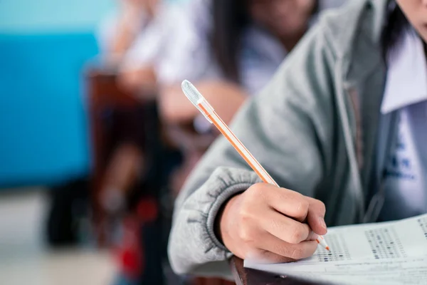 Vicino Agli Studenti Scrittura Lettura Fogli Risposta Esame Esercizi Aula — Foto Stock