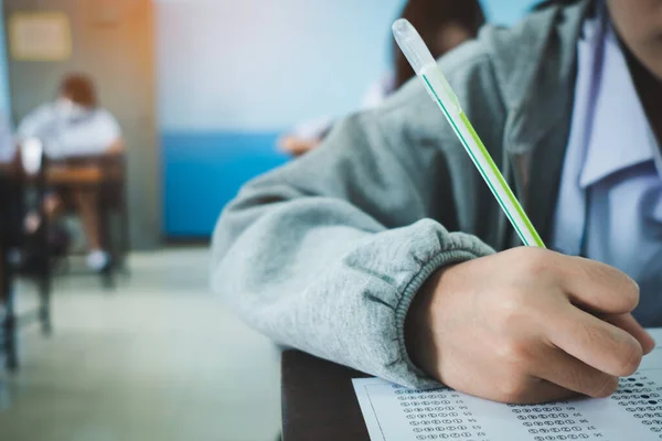 Μαθητές Γράφουν Και Διαβάζουν Φύλλα Εξετάσεων Απαντήσεις Ασκήσεις Στην Τάξη — Φωτογραφία Αρχείου