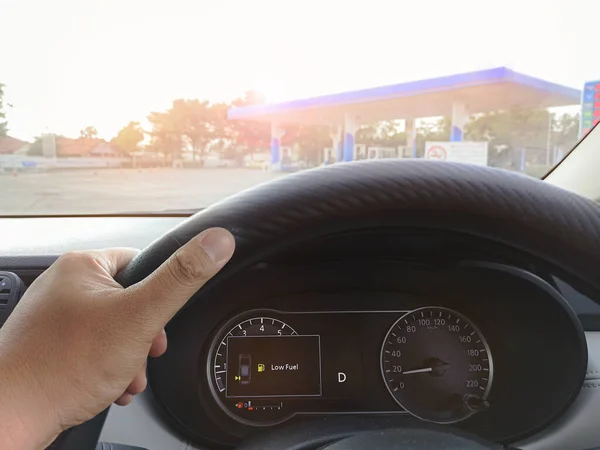 Lage Brandstofmeter Weergegeven Auto Zorgt Ervoor Dat Bestuurder Rijden Naar — Stockfoto