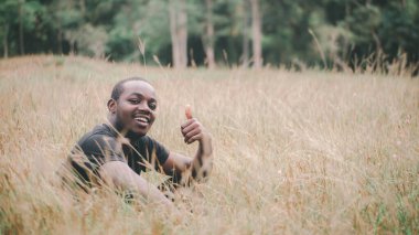 Özgürlük Afrikalı adam güzel bir çayırda uzanıyor. Mutlu ve Doğa Konsepti 'nin tadını çıkarın.