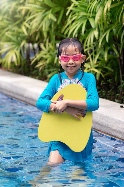 Lächelndes Asiatisches Mädchen Trägt Sonnenbrille Und Hält Sommer Schwimmendes Plastik — Stockfoto