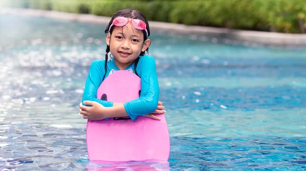 Lächelndes Asiatisches Mädchen Trägt Sonnenbrille Und Hält Sommer Schwimmendes Plastik — Stockfoto