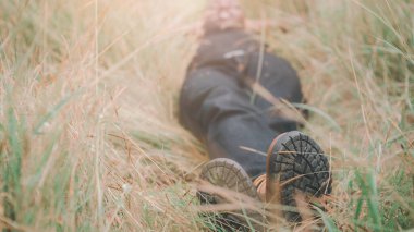 Sakin ol Afrikalı adam güzel bir çayırda uzanıyor. Mutlu ve doğa konseptinin tadını çıkar.