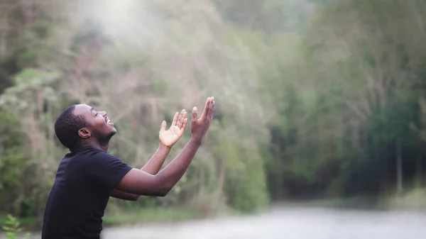 Homme Africain Priant Pour Remercier Dieu Dans Fond Vert Nature — Photo