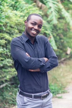 Çekici, dost canlısı, gülümseyen ve içten saygı gösteren bir Afrikalı.