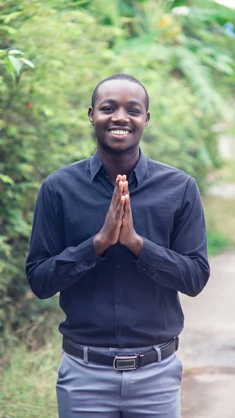 Een Charmante Vriendelijke Afrikaanse Man Die Glimlacht Oprecht Respect Toont — Stockfoto