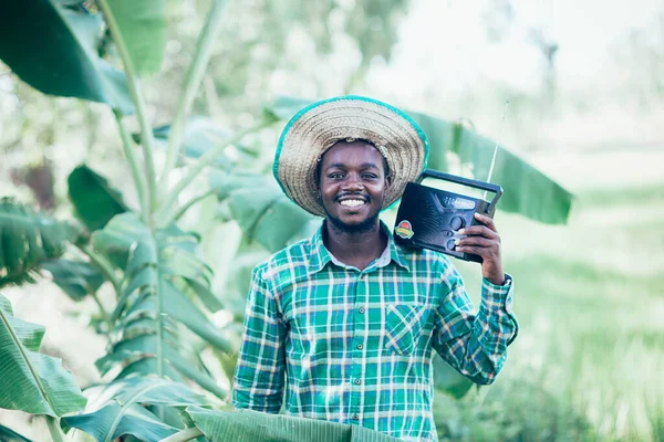 Agricultor Africano Com Chapéu Segurando Receptor Rádio Retro Stand Campo — Fotografia de Stock