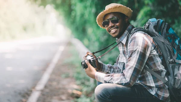 Viajar Mochileros Africanos Masculinos Que Toman Fotos Carretera Concepto Viaje — Foto de Stock