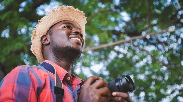 Afrikaanse Reiziger Man Met Een Camera Groene Natuur Bokeh Achtergrond — Stockfoto