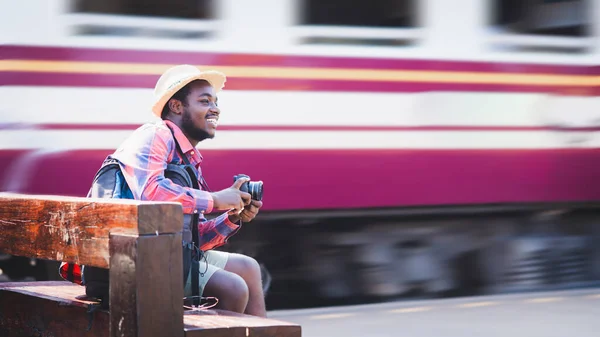 Afrikanische Männliche Reisende Warten Auf Dem Bahnhof Auf Den Zug — Stockfoto