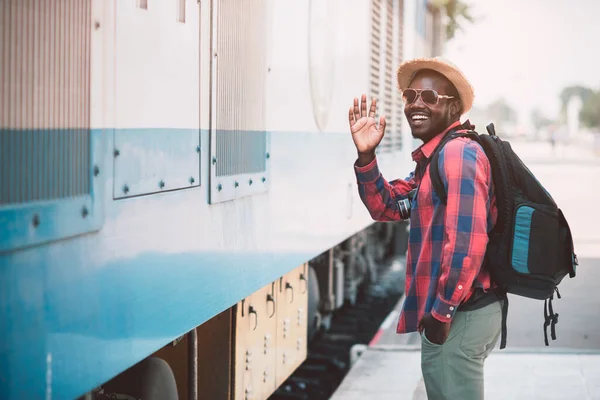 Viajero Africano Con Sombrero Gafas Sol Esperando Tren Estación Ferrocarril — Foto de Stock