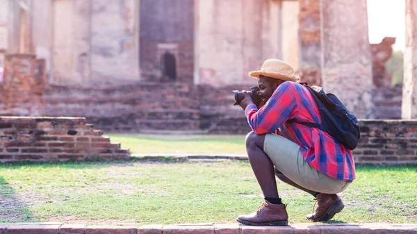 Afrikanische Männliche Fotografen Genießen Alte Landschaften Mit Schönen Alten Asiatischen — Stockfoto