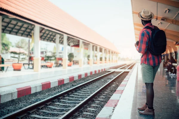 Viajero Africano Con Sombrero Mochila Esperando Tren Estación Tren Concepto — Foto de Stock
