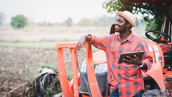 Agricultor Homem Africano Trabalhando Campo Com Trator Usando Tablet — Fotografia de Stock