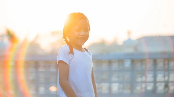 可爱的亚洲小女孩在户外笑着留着长发 夕阳余晖中的发焰 — 图库照片