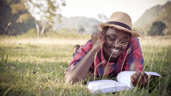 Afrikaner Liest Urlaub Fröhlich Ein Buch Gras — Stockfoto