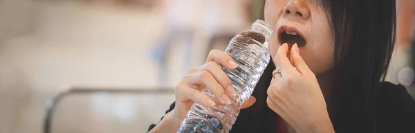 Frau Nimmt Medikamente Gegen Krankheit Mit Wasserflasche — Stockfoto