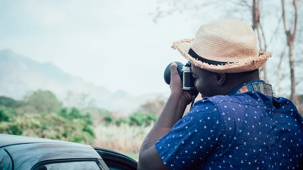 Afrikaanse Toeristen Staan Gelukkig Fotograferen Bergen Landschappen Avontuur Reisconcept — Stockfoto