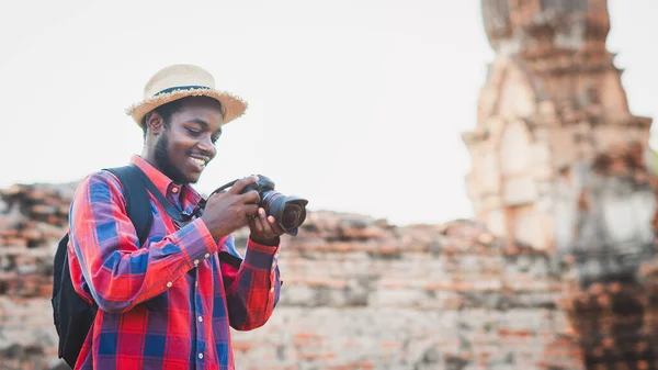 Afrikaanse Mannelijke Fotograaf Genieten Van Het Nemen Kijken Foto Van — Stockfoto