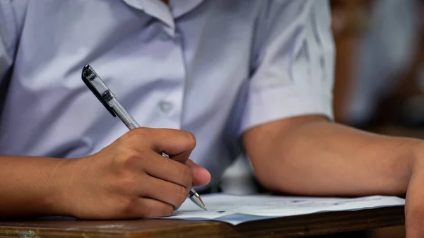 Gli Studenti Che Scrivono Leggono Fogli Risposta Agli Esami Esercitazioni — Foto Stock