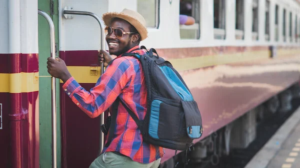 Şapkalı Sırt Çantalı Afrikalı Gezgin Tren Istasyonuna Gidiyor Macera Seyahati — Stok fotoğraf