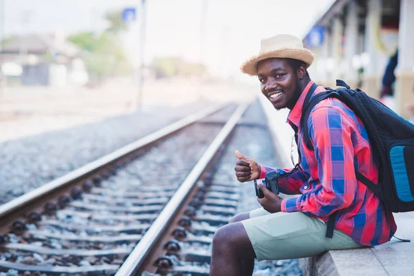 Hombre Africano Viajero Esperando Tren Estación Tren Concepto Viaje Aventura — Foto de Stock