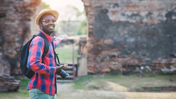 Africano Viajante Masculino Felicidade Para Tirar Fotos Paisagens Antigas Com — Fotografia de Stock