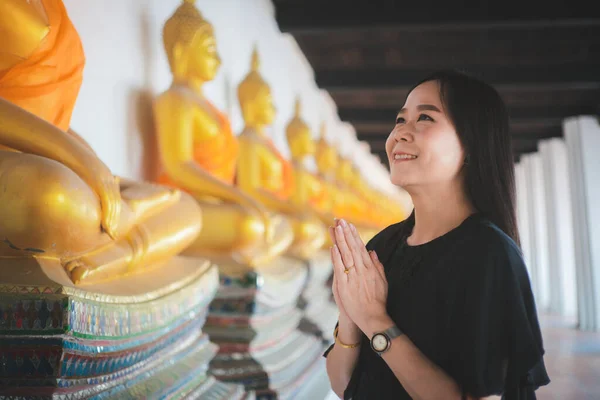 Азійка Віддає Шану Статуї Будди Повагою Вірою — стокове фото