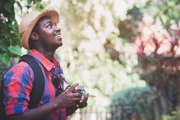 Turistas Africanos Hombre Está Explorando Naturaleza Juntos Sonriendo Sosteniendo Una — Foto de Stock
