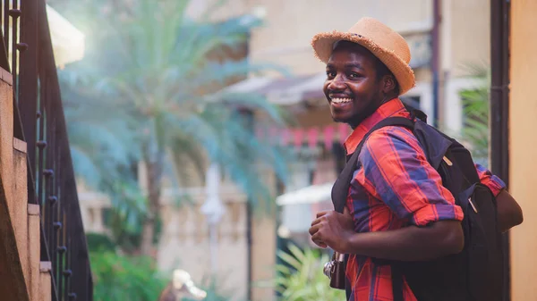 Turistas Africanos Están Explorando Ciudad Juntos Sonriendo Sosteniendo Una Cámara —  Fotos de Stock