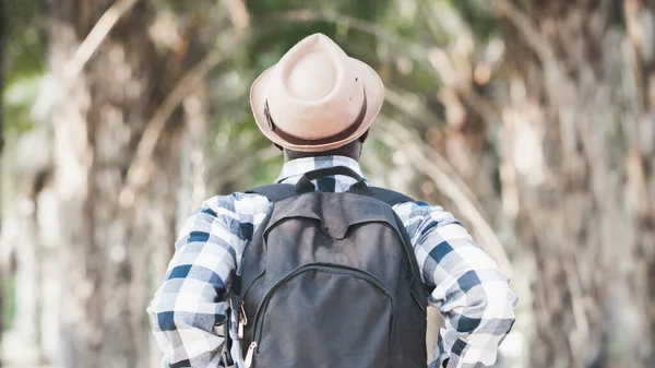 Afrikanischer Freiheitstourist Steht Und Schaut Mit Rucksack Abenteuerreise Konzept — Stockfoto