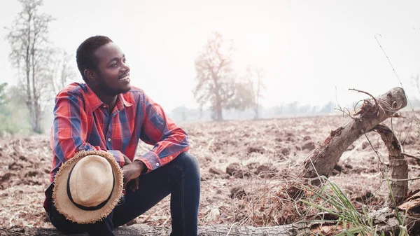 Agriculteur Africain Assis Penser Préparer Sol Pour Plantation Agriculture Concept — Photo