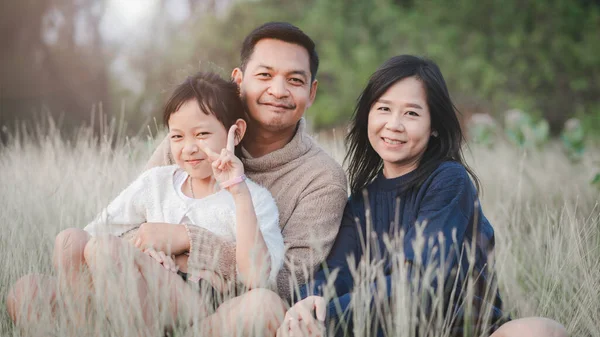 Baba Kızının Parkta Oturup Dinlendiği Mutlu Bir Aile — Stok fotoğraf