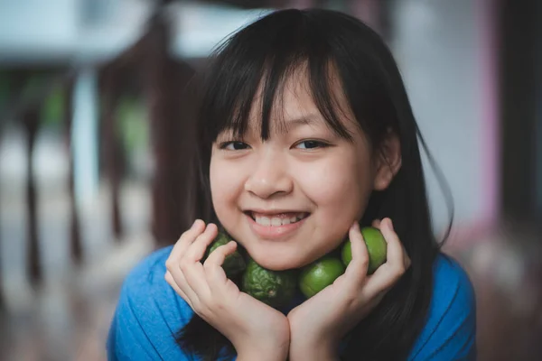 Asyalı Kız Elinde Limon Bergamot Tutarken Gülümse Mutlu Antiviral Bağışıklık — Stok fotoğraf
