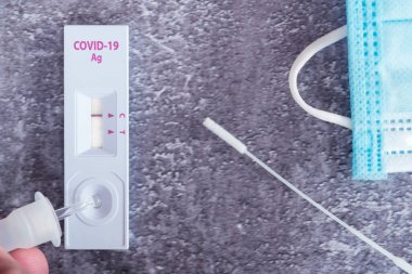 Negatif sonuç veren burun temizleme için Covid-19 antijen testi. Corona virüsü testi için tıbbi aygıt