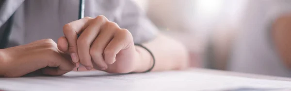 Sınav sorularını yazan ve okuyan öğrencilere yakın okuldaki sınav kağıtları egzersizleri stresli.