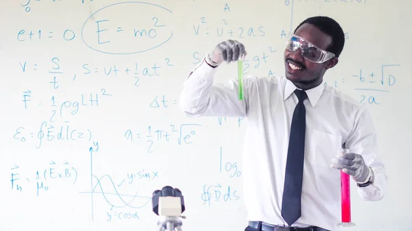 Afrikansk Forskare Lärare Håller Och Titta Provrör Med Kemisk Vätska — Stockfoto