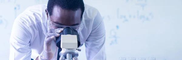 Afrikansk Manlig Forskare Söker Mikroskop Laboratorium Test För Forskning Covid — Stockfoto