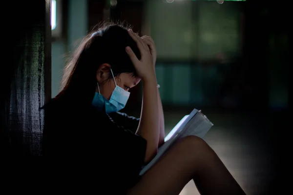 仮面を被ったアジア系の少女はストレスで本を読み 理解できない 検疫中の学習上の問題の概念 — ストック写真
