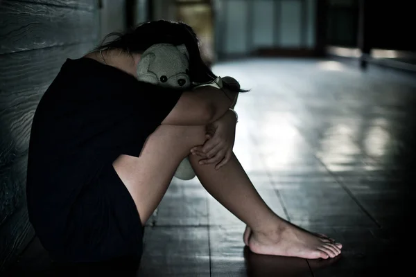 悲しみと抱擁死の態度で暗い部屋の床に座って泣き悲しい孤独な少女 うつ病や家庭内暴力の子の概念 — ストック写真