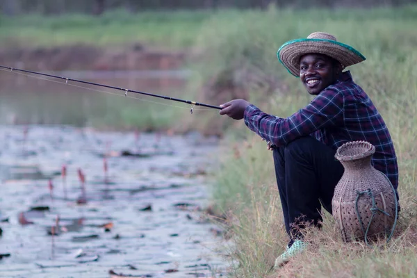Pêcheur Africain Attrape Joyeusement Une Canne Près Étang Dans Une — Photo