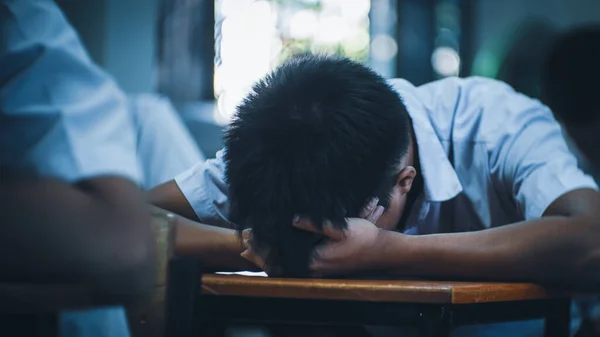 Stanco Uniforme Studenti Dormire Una Prova Esame Classe Con Stress — Foto Stock