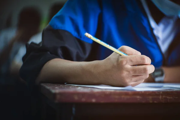 Student Bei Der Prüfung Mit Mundschutz Wegen Coronavirus Notfall Junge — Stockfoto