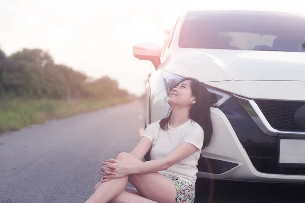 Azjatka Siedzi Szczęśliwie Odpoczywając Obok Samochodu Pojęcie Samochodu Podróży — Zdjęcie stockowe