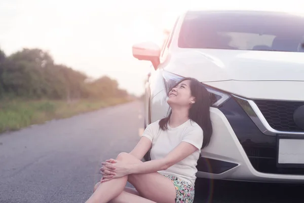 Donna Asiatica Siede Felicemente Riposando Accanto Alla Sua Auto Concetto — Foto Stock