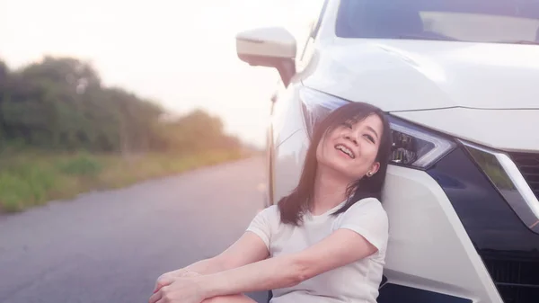 Die Asiatin Sitzt Glücklich Ausgeruht Neben Ihrem Auto Konzept Von — Stockfoto