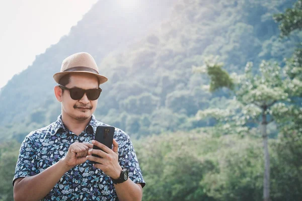 Turistas Masculinos Asiáticos Felizmente Utilizando Teléfonos Inteligentes Durante Las Vacaciones —  Fotos de Stock